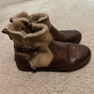 OluKai Pehuea boots size 9